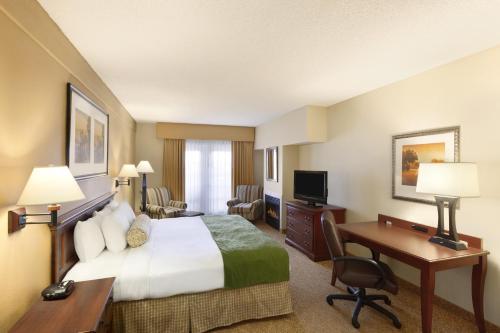 country inn & suites by radisson conway ar,Accommodations